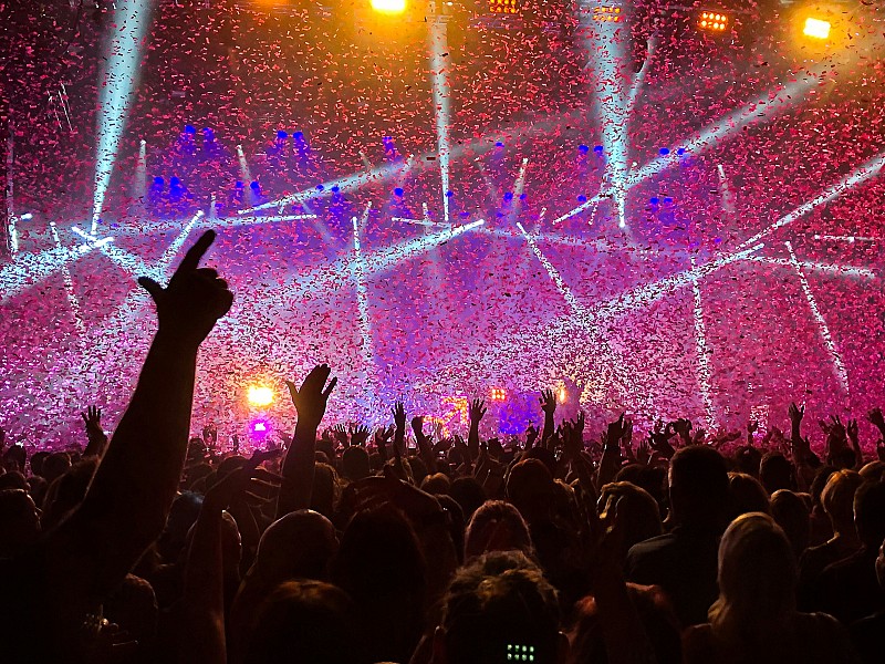 Book concert tickets to the most popular singers and bands!